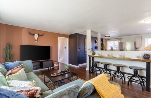 Twin Lakes House | 5BD Near Downtown - Movie Theater & BBQ Backyard