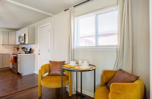 Twin Lakes House | 5BD Near Downtown - Movie Theater & BBQ Backyard