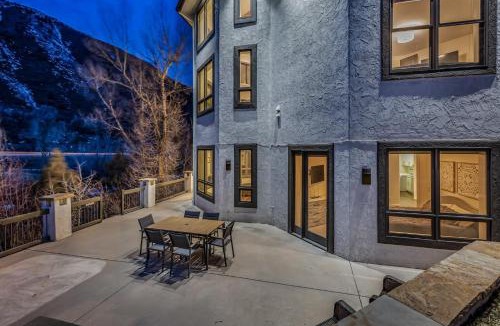 Basalt House | $5M Luxury Waterfront Villa - 14 MI to Aspen