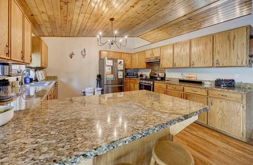 Spring Valley House | 6 Bedroom Cabin w/Galactic Lake View, Hot Tub, WiFi, Family Adventures and MORE!