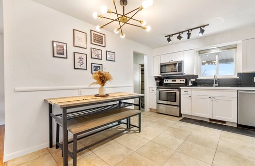 Alta Vista Area House | 6bd Retreat: Games - Gym - Parks - Colorado Serenity