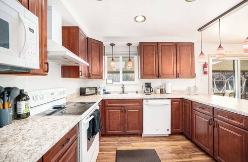 Lakewood House | 6BR Hideaway | Hot Tub | Projector | Game Room