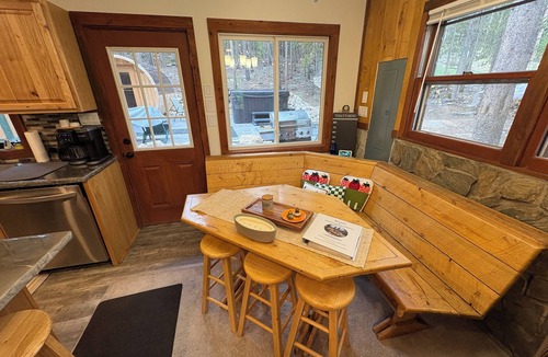 Saint Mary's Cabin | 7 Person HOTTUB & BARREL SAUNA