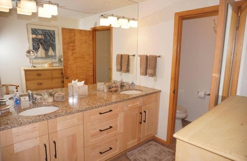 Aspen House | 735 Bleeker St E #735
