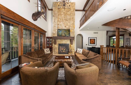 Baldy Mountain House | 750 m² House ∙ 8 bedrooms ∙ 18 guests