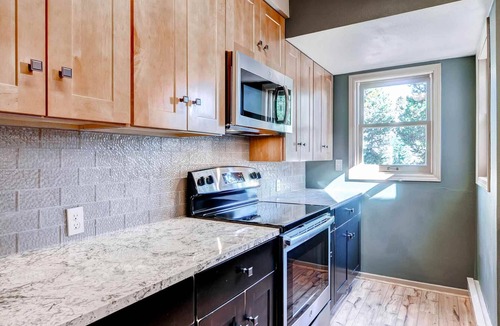 Baldy Mountain House | 7th Night FREE + Hiking/Biking at your door|Huge Condo w/Views|BBQ|Fireplace|Town Shuttle Close