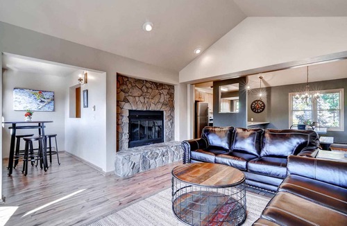 Baldy Mountain House | 7th Night FREE + Hiking/Biking at your door|Huge Condo w/Views|BBQ|Fireplace|Town Shuttle Close