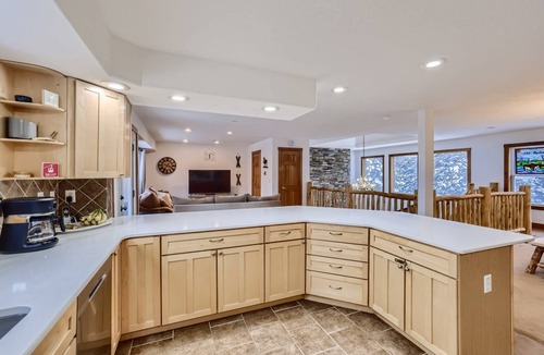 Quandary Village Cabin | 7th Nt FREE! A Mountain Retreat! Hot Tub & BBQ. Views & Wildlife. Dogs Stay Free