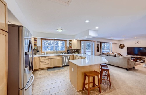 Quandary Village Cabin | 7th Nt FREE! A Mountain Retreat! Hot Tub & BBQ. Views & Wildlife. Dogs Stay Free