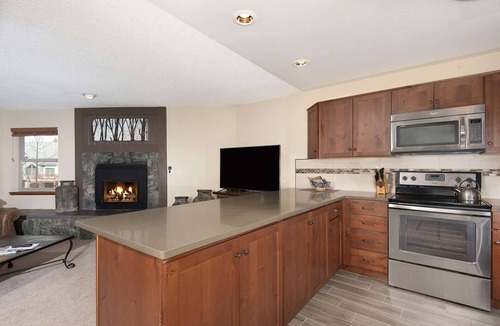 Four O'Clock Condo | 7th Nt Free! Ski-in/out! Balcony/Elevator/Garage,Complex Pool/Spa,Fireplace
