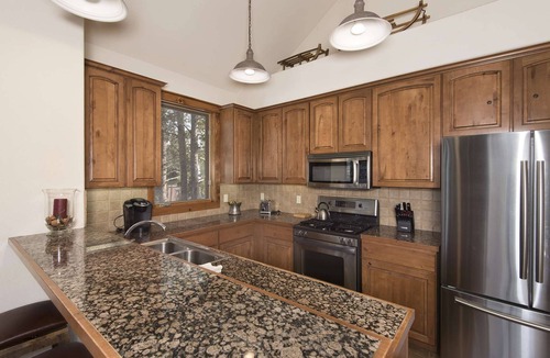 Four O'Clock Condo | 7th Nt FREE!Slide to Slopes|Hot Tub/BBQ/Views! Close to Town, Lift & Shuttle!