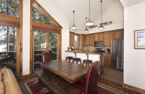 Four O'Clock Condo | 7th Nt FREE!Slide to Slopes|Hot Tub/BBQ/Views! Close to Town, Lift & Shuttle!