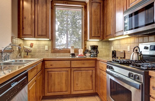 Four O'Clock Condo | 7th Nt FREE!Slide to Slopes|Hot Tub/BBQ/Views! Close to Town, Lift & Shuttle!