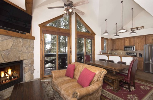 Four O'Clock Condo | 7th Nt FREE!Slide to Slopes|Hot Tub/BBQ/Views! Close to Town, Lift & Shuttle!