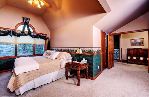 Estes Park Cabin | 8 BR/8b Luxury Mtn Lodge on Fall River, 8,500 sq ft living space, 2 1/2 Acres