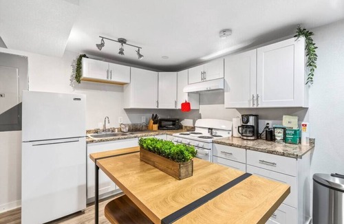 Alamo Placita House | 800 SQFT Basement w/Full Kitchen + Near Downtown