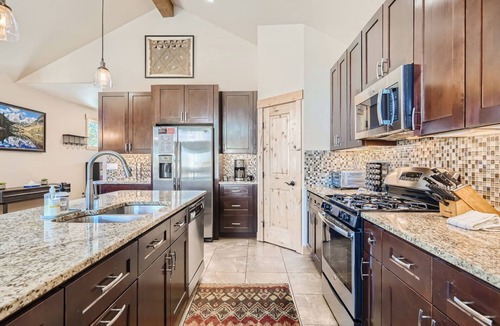 Warrior's Mark House | 87 Maggie. Walkability! Shuttle. Pet friendly.