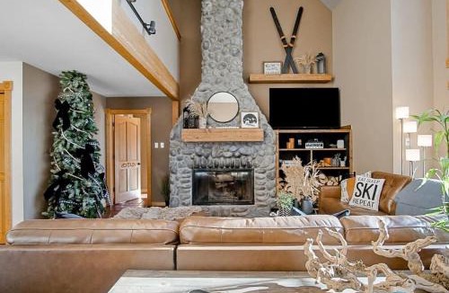 Christie Heights House | 9 BDR Close to Main Street with Secluded Hot Tub