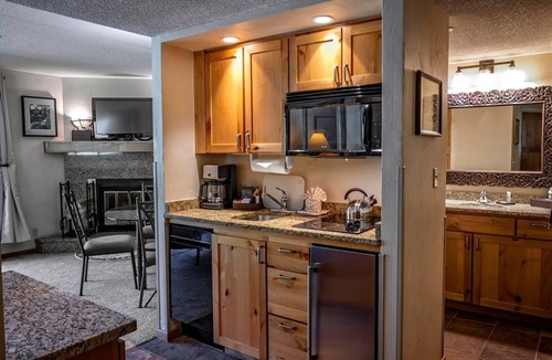 Peak 9 Apartment | 9 Hot Tubs! Ski-In/Ski-out Suite