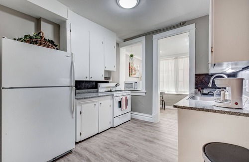 Capitol Hill Apartment | 94 walk score - Capitol Hill Denver - New King Bed - 450Mbps Wifi
