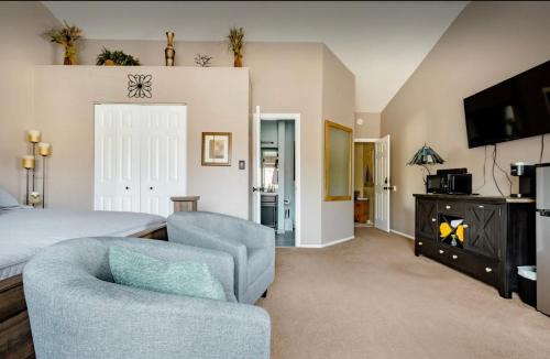 Southwest Colorado Springs House | A Colorado Room With a View - King