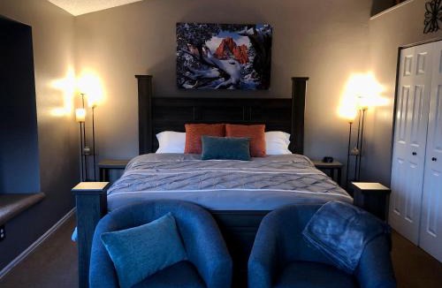 Southwest Colorado Springs House | A Colorado Room With a View - King