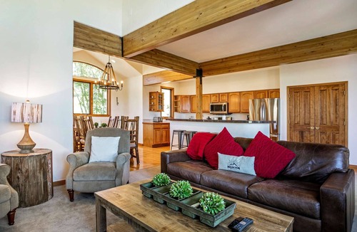 Eagle-Vail House | A Guest Favorite: Spacious 5BR Home with Hot Tub - Escape to the Mountains this Season or Plan Ahead