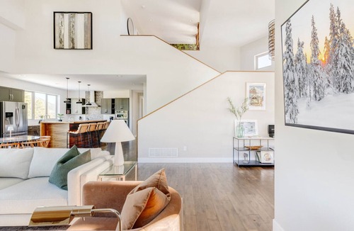 Bailey House | A Jaw-Dropper! Megawatt Views, Hot Tub & Game Room