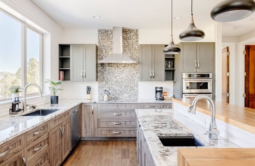 Bailey House | A Jaw-Dropper! Megawatt Views, Hot Tub & Game Room