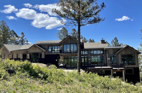 Edwards House | A Mountain Getaway - Stunning Views -Winter Wonderland with Sledding & Nature