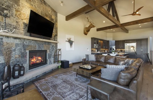Peak 8 House | A Shock Hill Lavish Mtn. Overlook - 1 min. walk to Gondola at Shock Hill Private Hot Tub