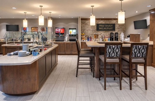 Hillsboro Apartment | Accessible Queen Studio w/Full Kitchen + Breakfast