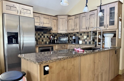 Salida Cabin | ADA Compliant Cabin. Luxury finishes, pet friendly. Garden, 3 blocks to downtown