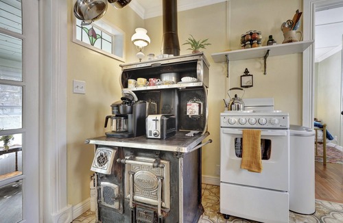 Pine Cabin | Adorable 1898 Cottage with Hot Tub | Dog Friendly