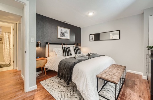 Dupont House | Adorable 2 bedroom modern suite