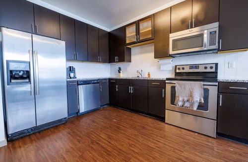 River North Art District Apartment | Adorable Apt w/Private Desk