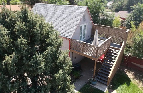 Cole Cottage | Adorable, central, cozy loft with deck!