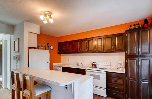 Warrior's Mark Condo | Adorable Condo, Walking Distance To Everything. Including Pool/Hot Tub IC4