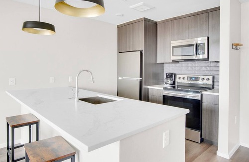 Congress Park Apartment | Airy Congress Park 2BR w/ Gym & Pool, near shops & dining, by Blueground