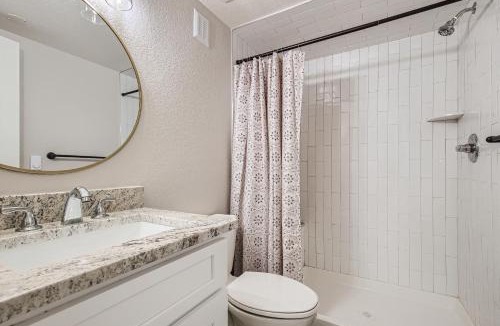 Dupont House | ALL King beds, Firepit, Hot tub, Near Down Town, Games Room