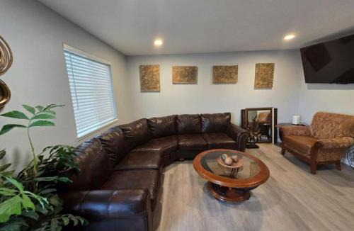 Berkley House | All New! Convenient Location! Sleeps 6