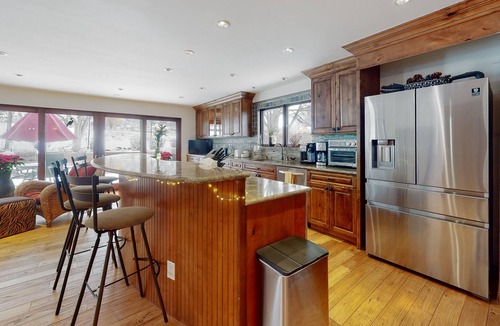 Basalt House | All-season retreat with mountain views, enclosed yard, fireplace & washer/dryer