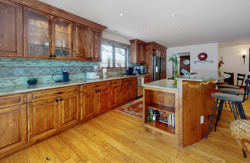 Basalt House | All-season retreat with mountain views, enclosed yard, fireplace & washer/dryer