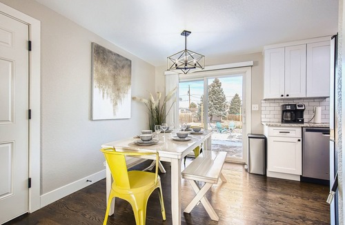 Dupont House | Allow Pets, View of Downtown, 5mins to Waterworld, Game Room, Firepit, Hot Tub