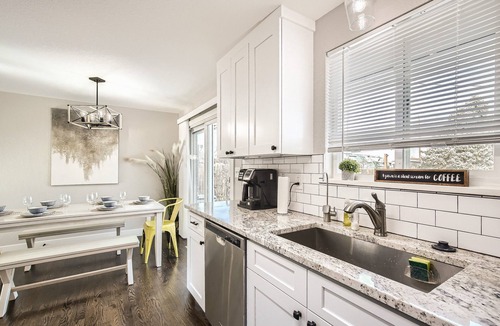 Dupont House | Allow Pets, View of Downtown, 5mins to Waterworld, Game Room, Firepit, Hot Tub