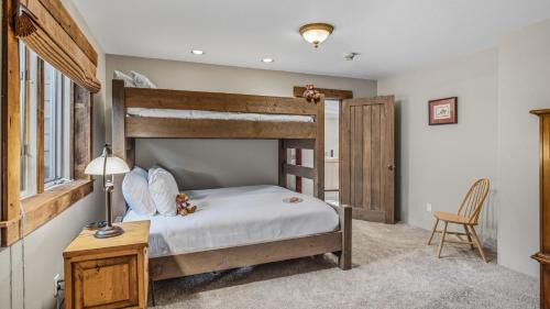 Breckenridge House | Alpenglow Peaks Lodge