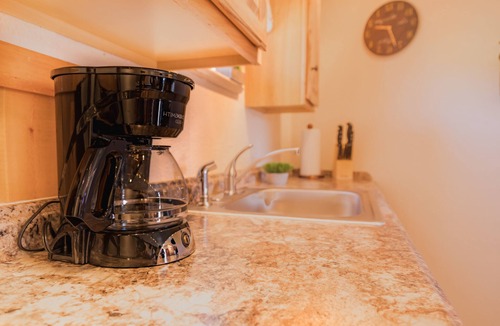 Estes Park House | Alpine Trail Ridge Inn - Western King Suite