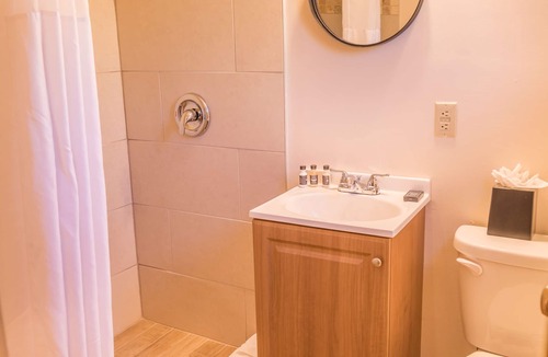 Estes Park House | Alpine Trail Ridge Inn - Western King Suite
