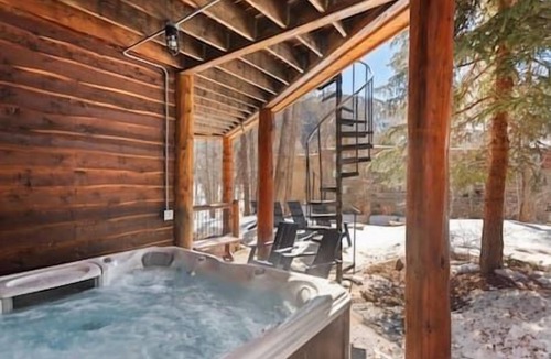 Aspen House | Amazing 4 bedroom 4.5 bath Hot Tub, Fire Place!