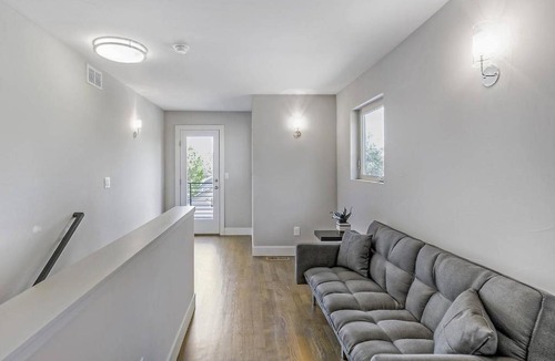 University Bed & Breakfast | Amazing 5BR Home! DU - Walk Everywhere! Sleeps 15!